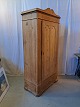 Karlekammer-skab Kr. 1750,-